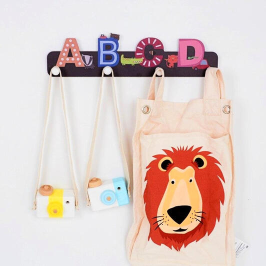 porte-ABCD-manteau-bebe-image-d-illustration-le-porte-manteau-original