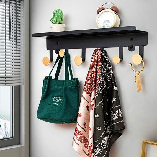 etagere-porte-manteau-noire-et-dorees-pateres-image-d-illustration-le-porte-manteau-original